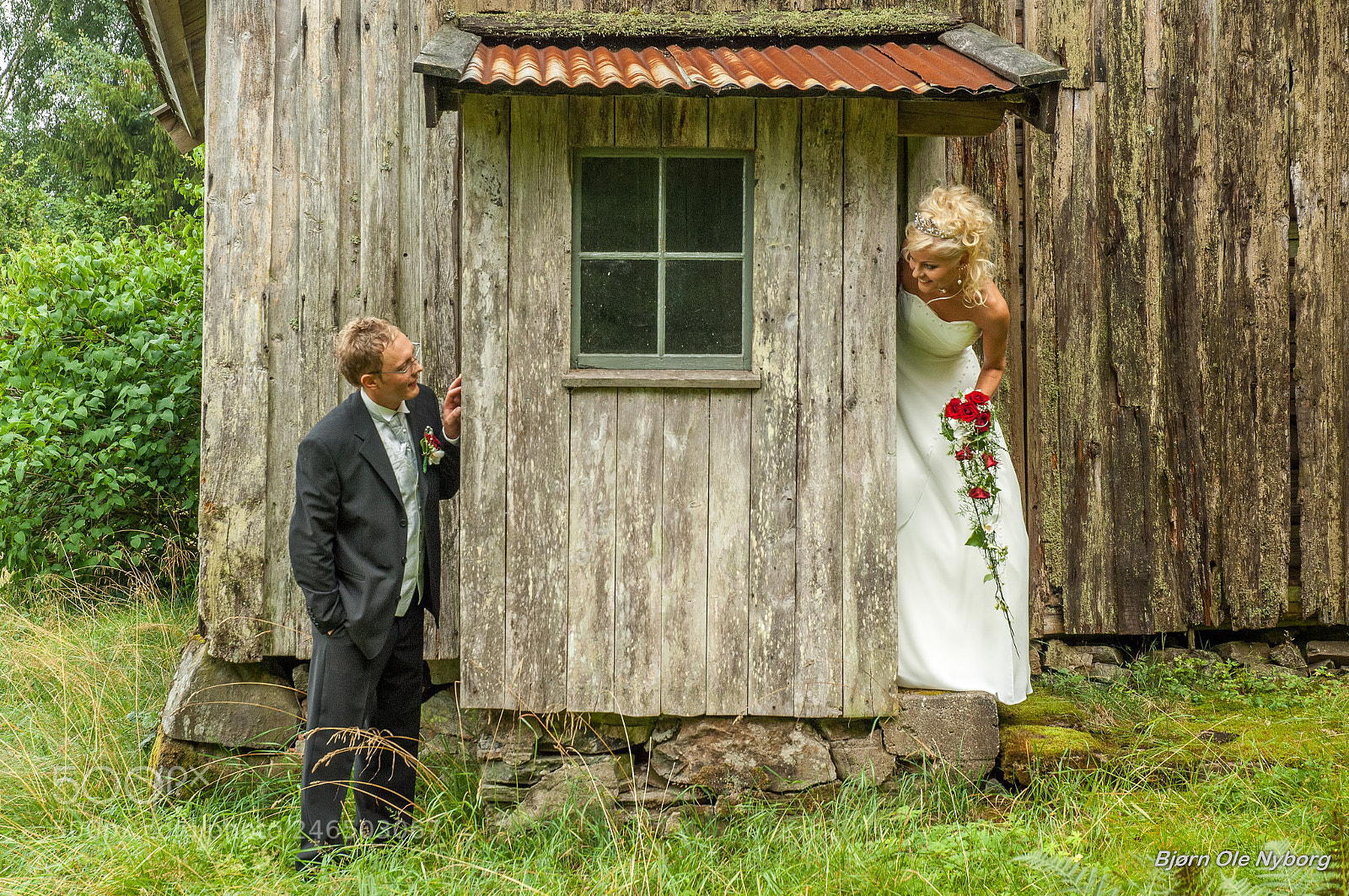 Nikon D2X sample photo. Young couple, old house photography