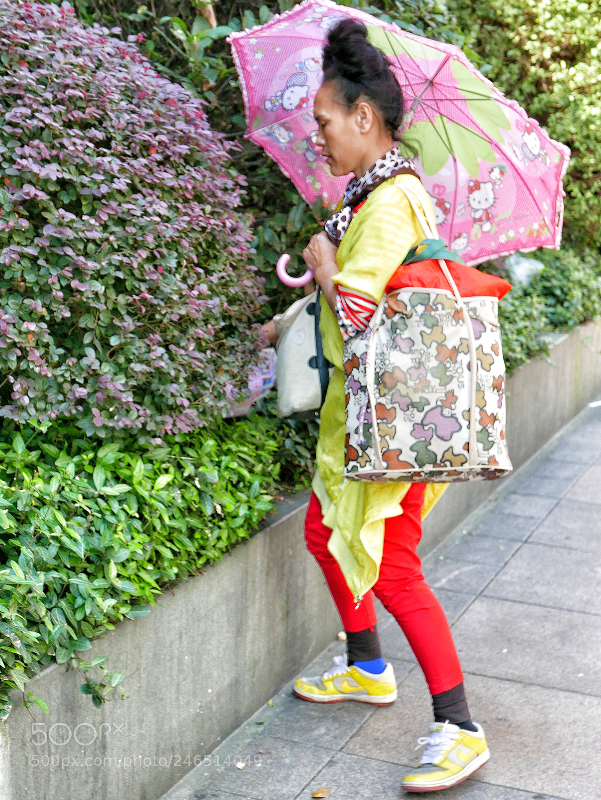 Panasonic Lumix DMC-LX100 sample photo. Shanghai woman disposing her photography