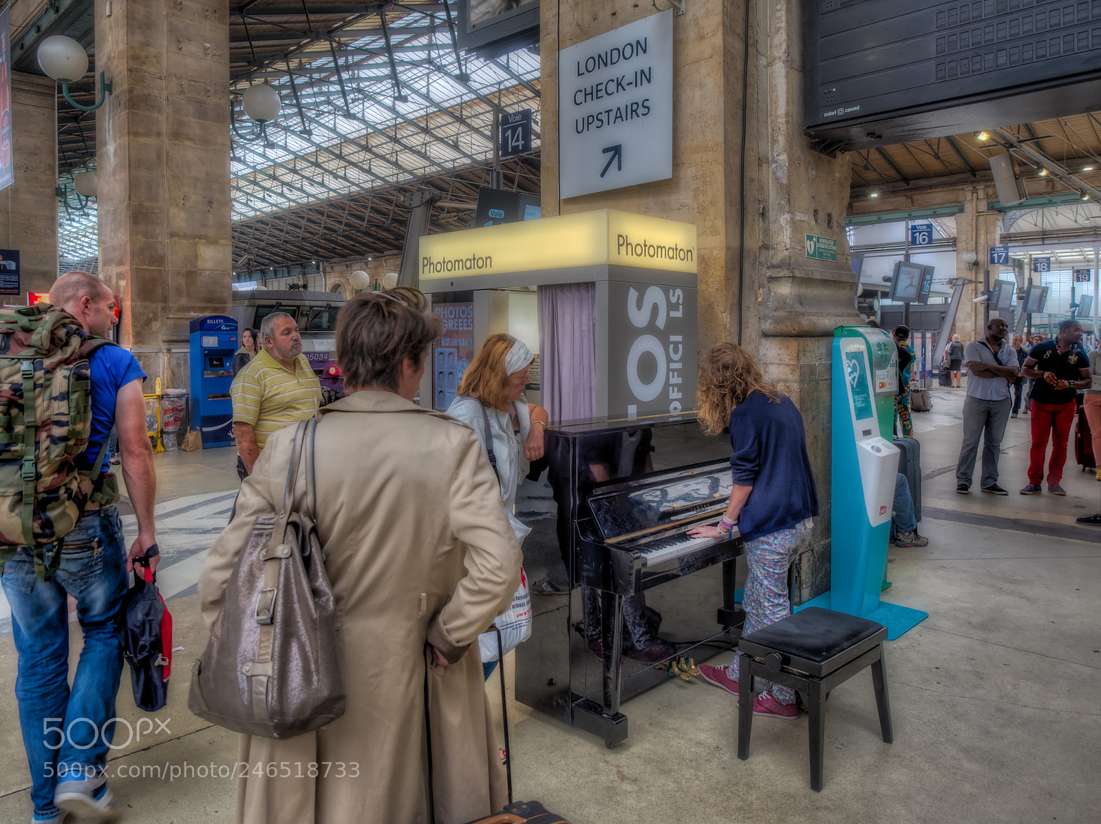 Olympus OM-D E-M1 sample photo. A piano ....gare du photography