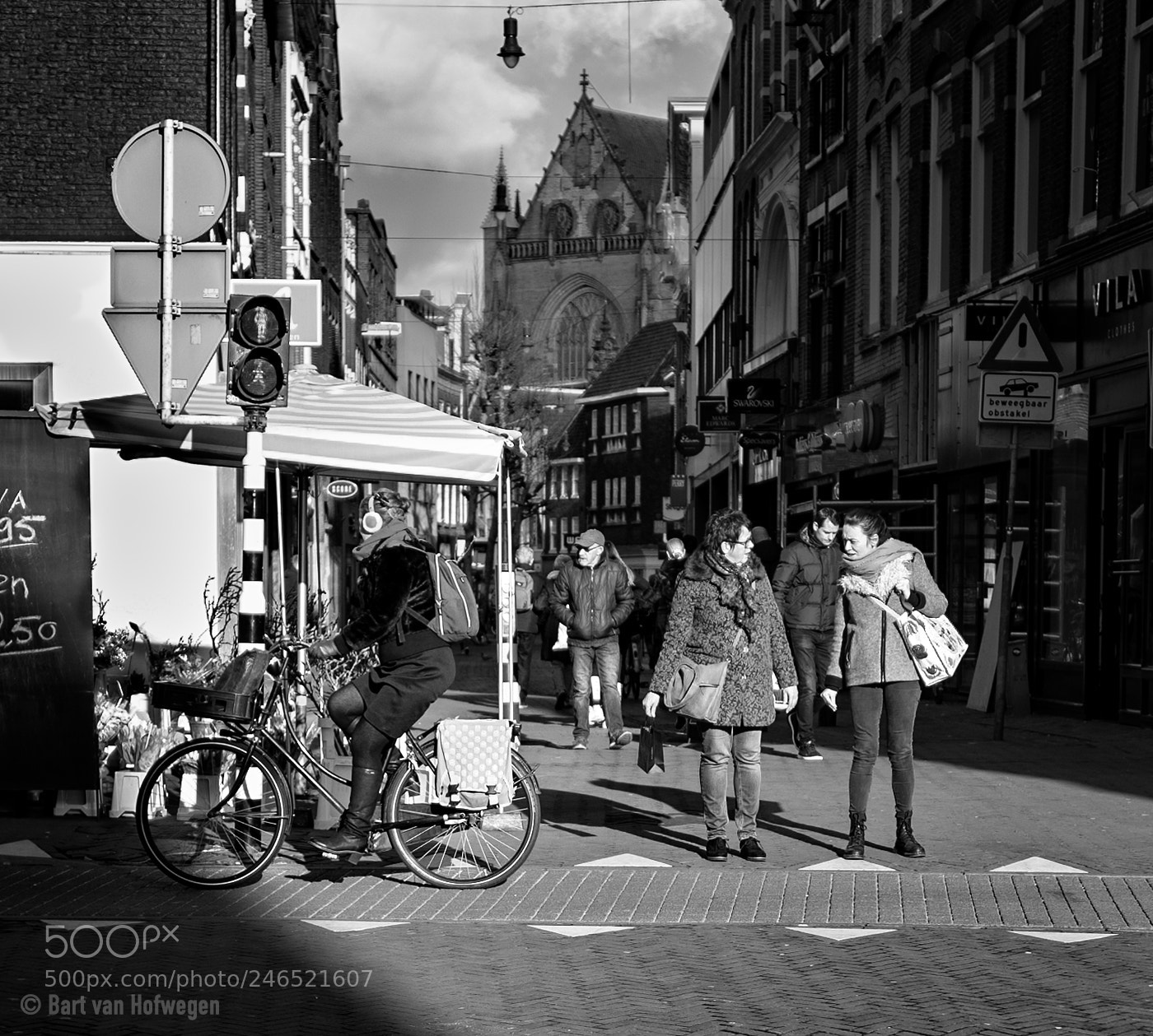 Leica Q (Typ 116) sample photo. Waiting to cross photography