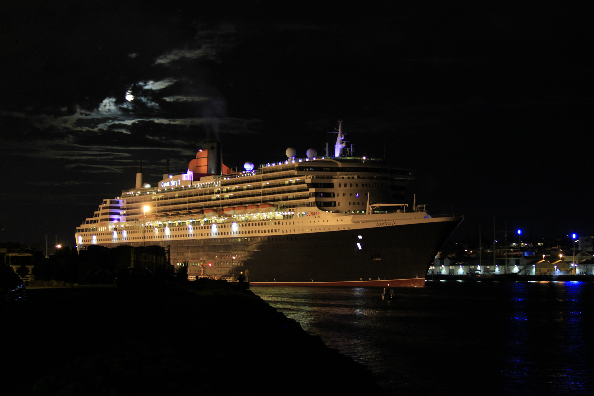 Canon EF-S 55-250mm F4-5.6 IS II sample photo. Queen mary 2 sailing out from perth photography