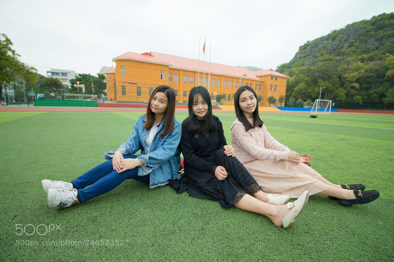 Canon EOS 700D (EOS Rebel T5i / EOS Kiss X7i) sample photo. Girls in high school photography