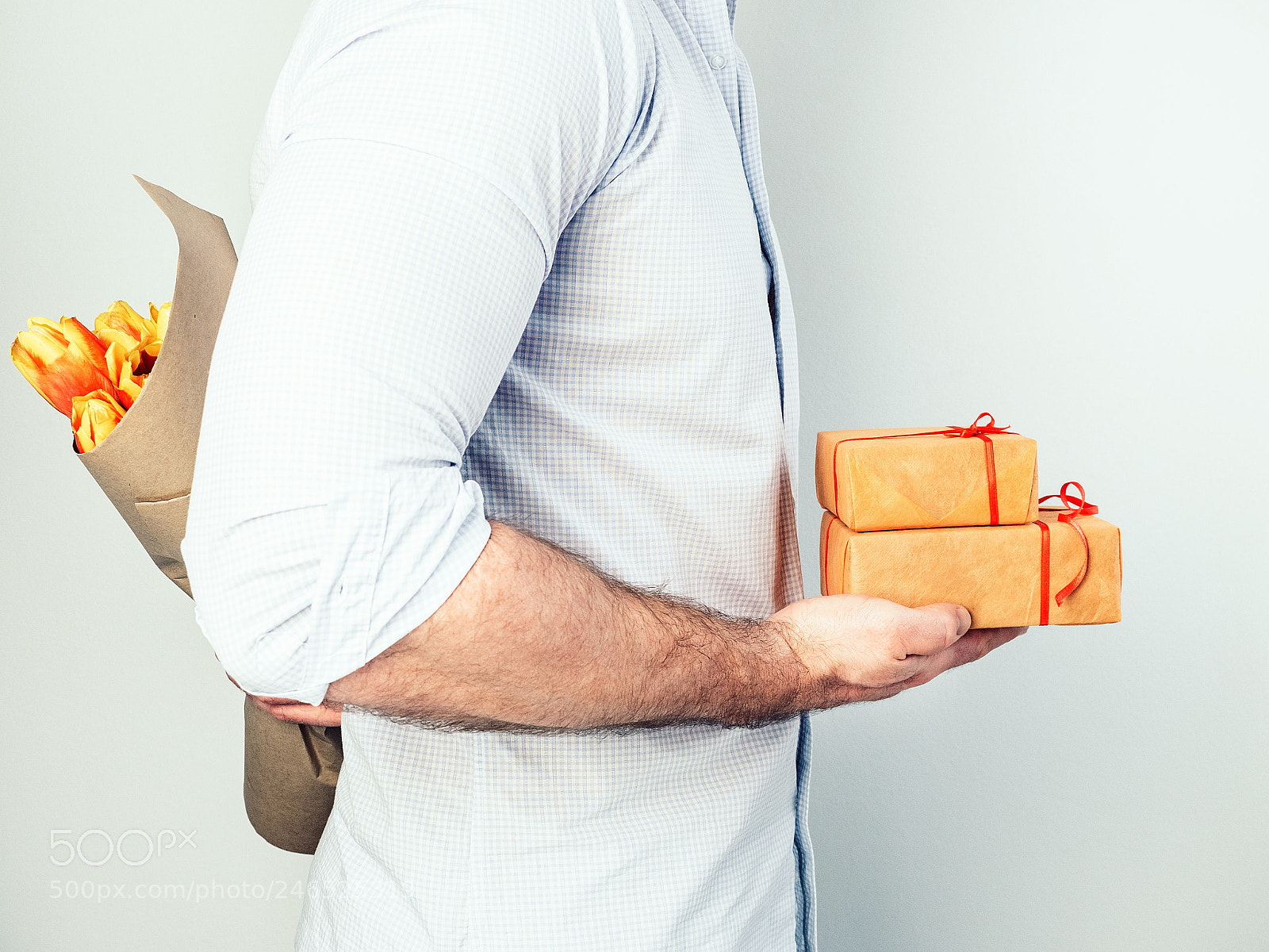 Olympus OM-D E-M5 II sample photo. Man with gifts and photography