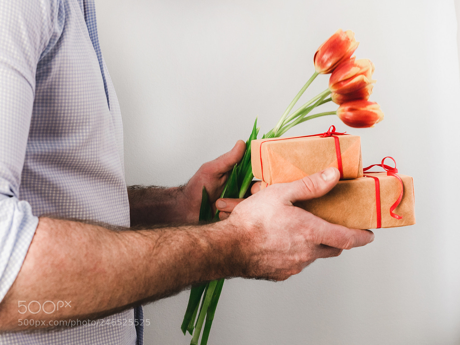 Olympus OM-D E-M5 II sample photo. Man with gifts and photography