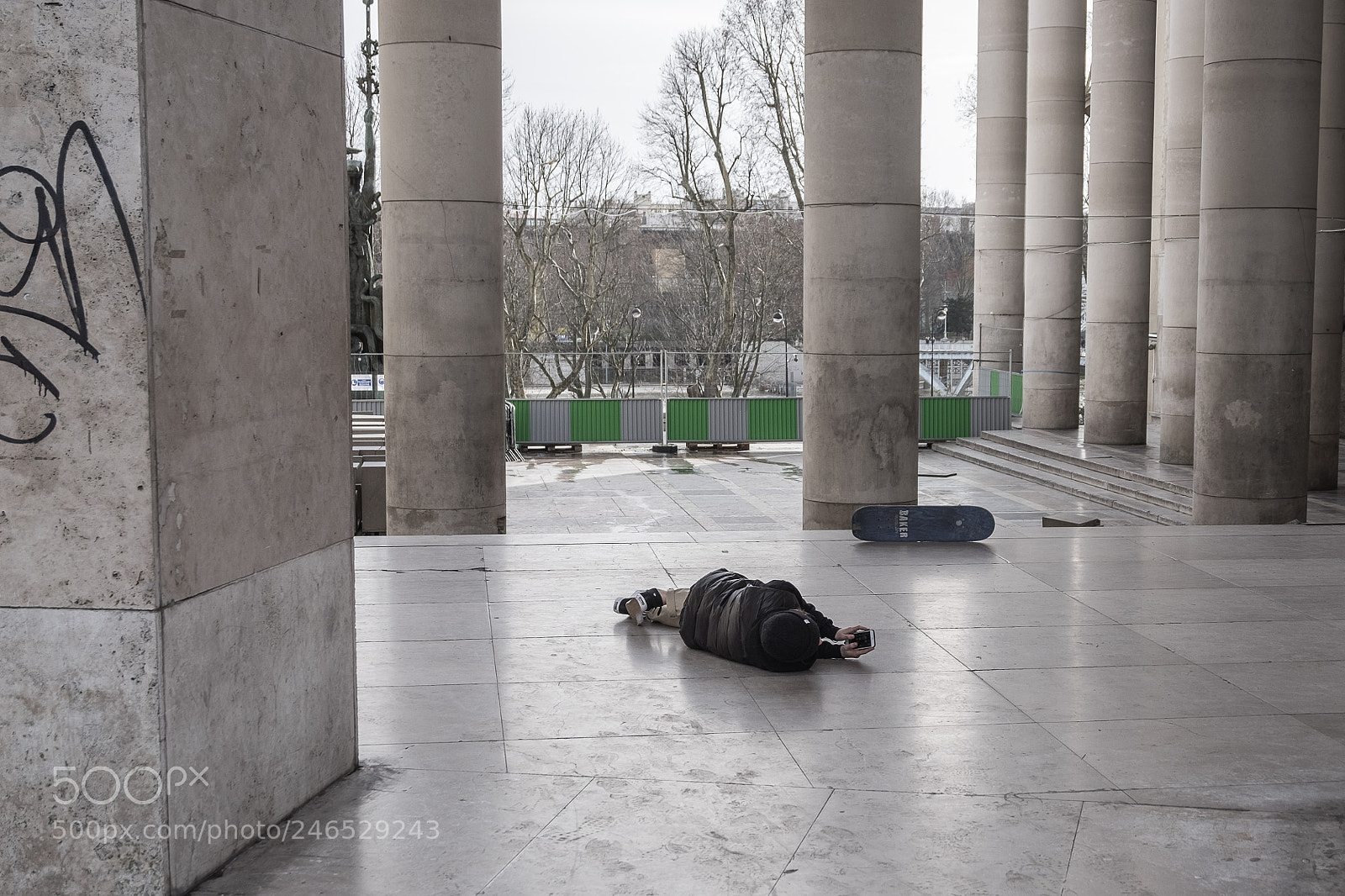 Fujifilm X-T10 sample photo. Skate & smartphone - paris photography