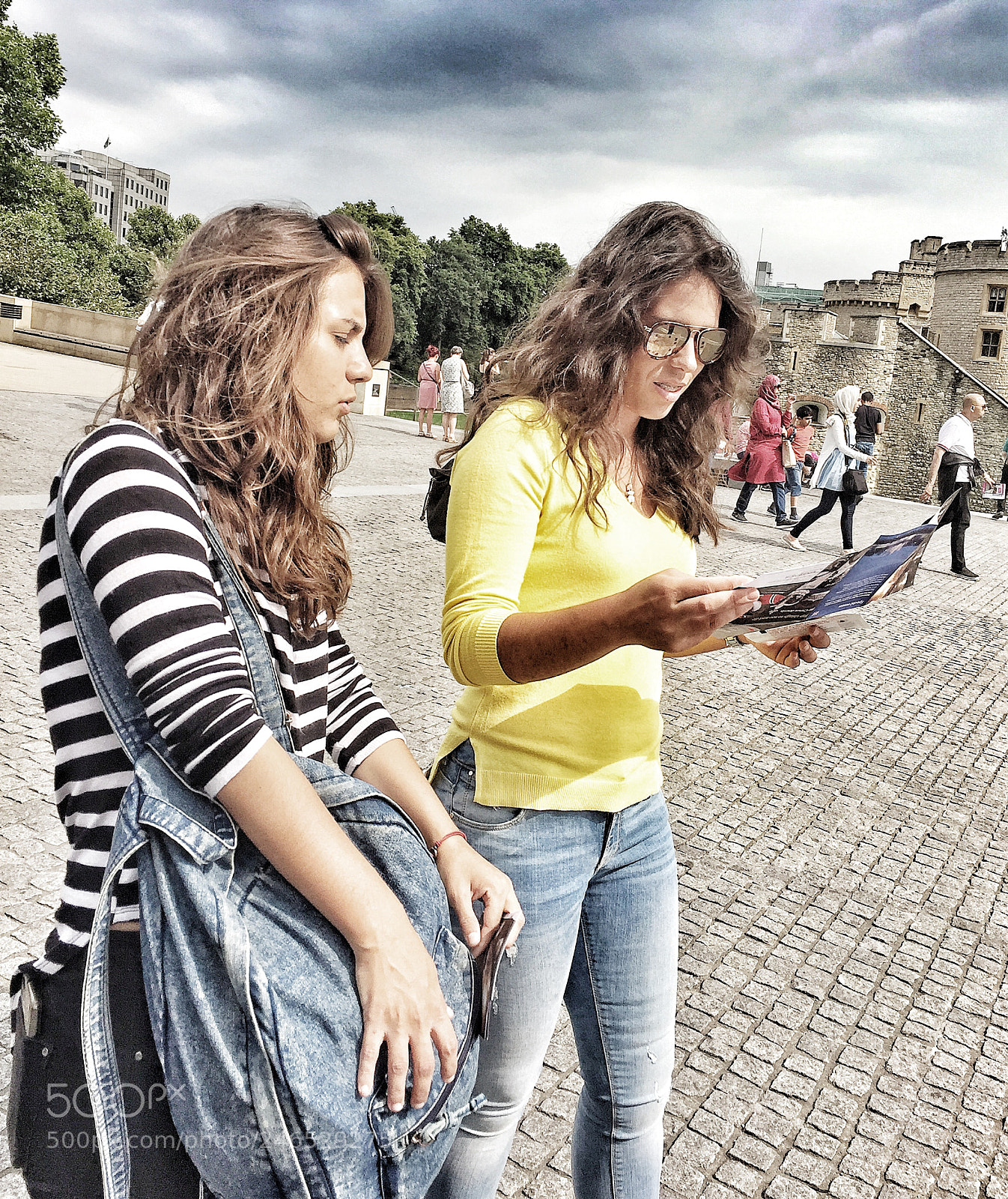 Apple iPhone 6 sample photo. Looking for directions, london photography