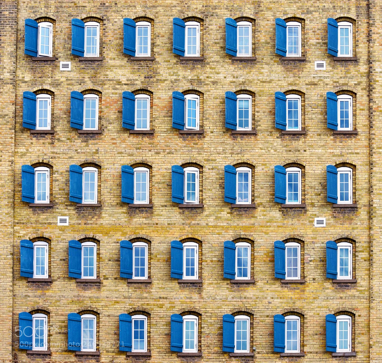 Nikon D3400 sample photo. Blue shutters photography