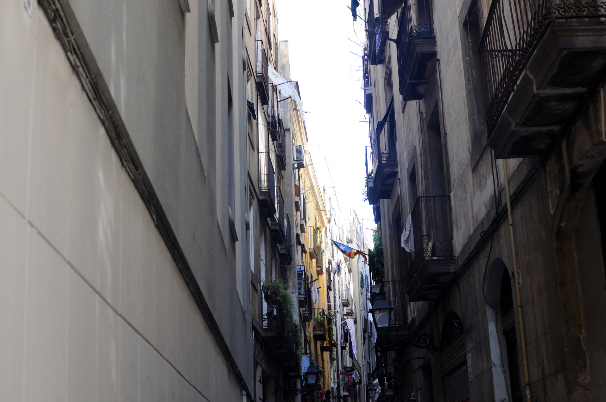 Nikon AF-S DX Nikkor 35mm F1.8G sample photo. Rue de barcelone photography