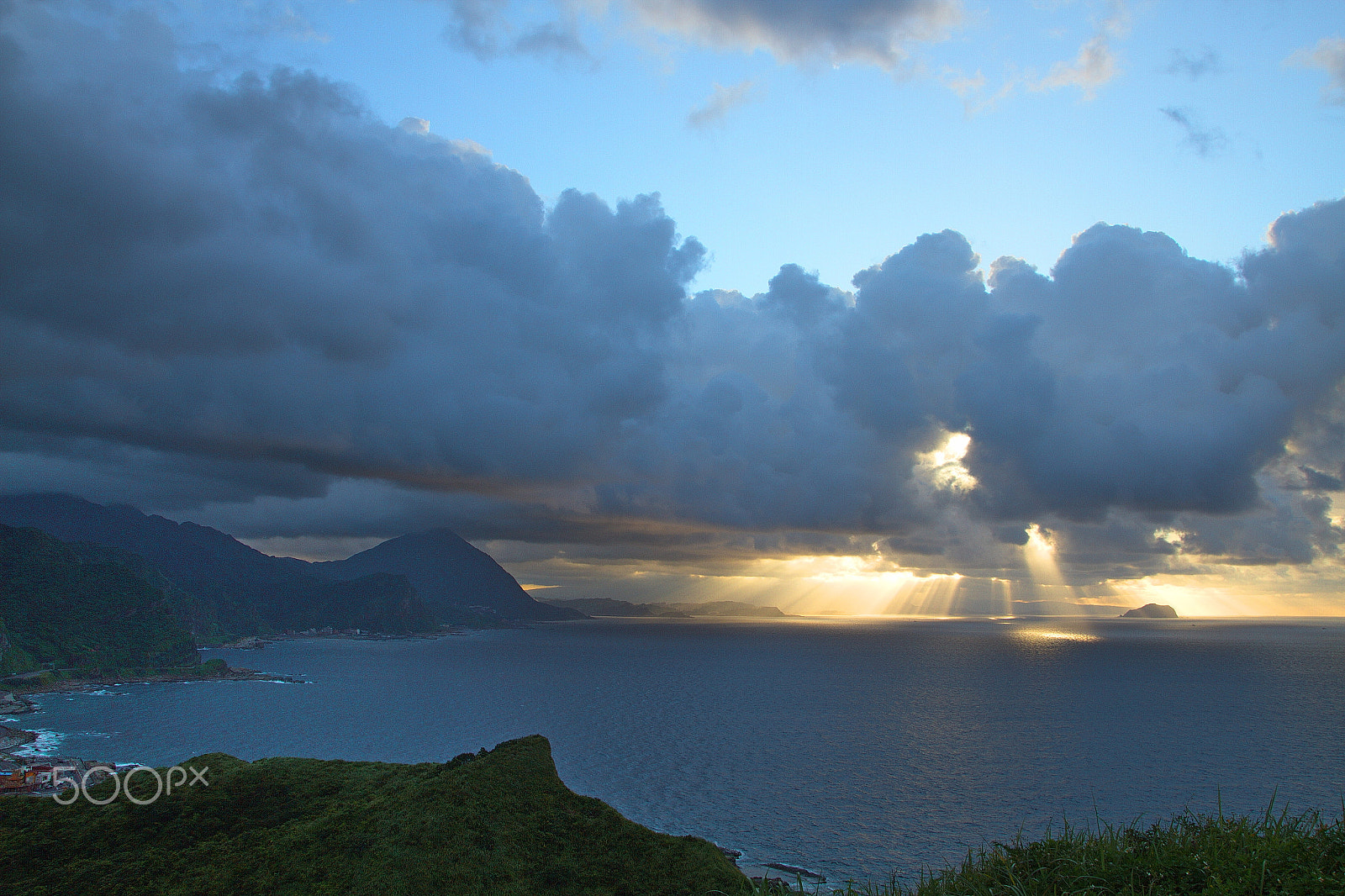 Canon EOS 7D + Sigma 18-250mm F3.5-6.3 DC OS HSM sample photo. The last light finally penetrates the dense and dark clouds at dusk photography