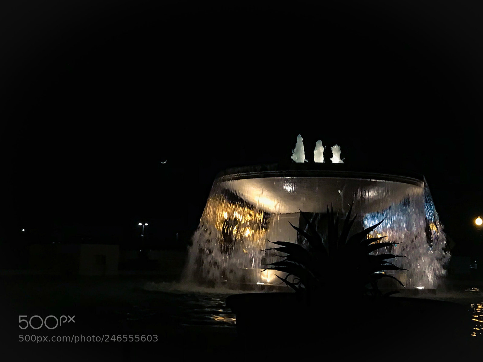 Apple iPhone 7 sample photo. Crescent over the fountain photography