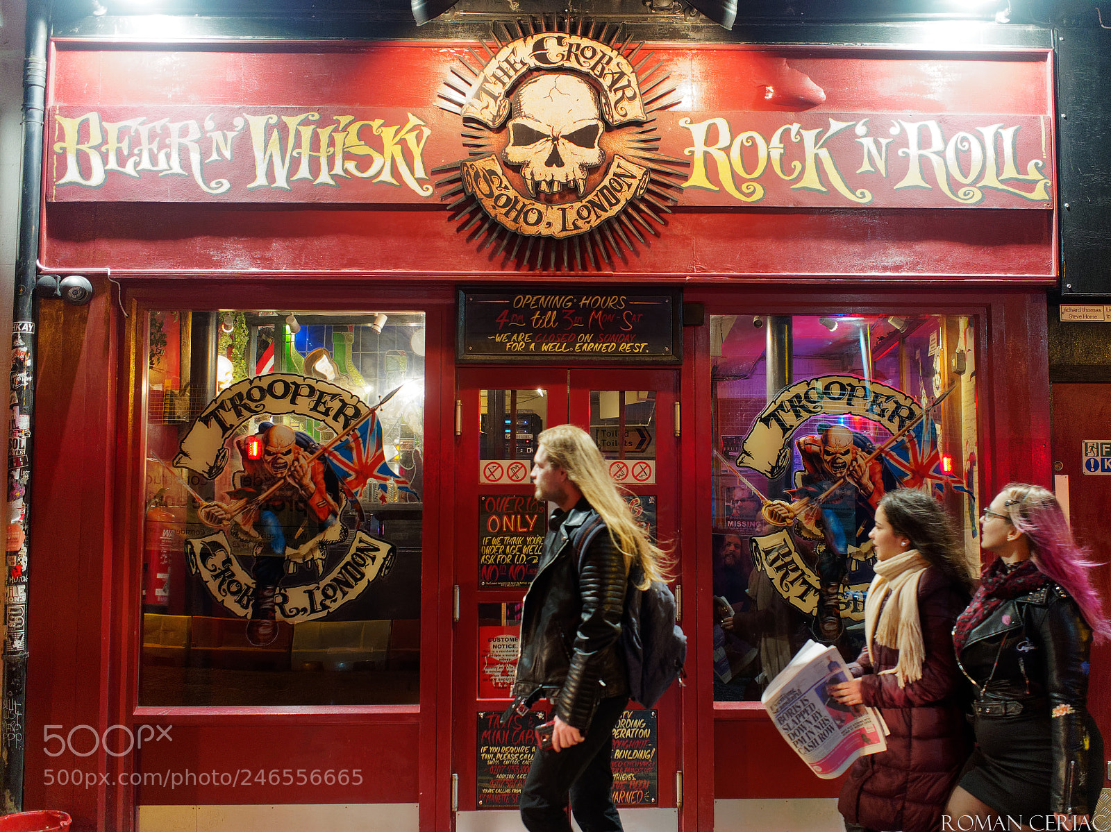Olympus OM-D E-M10 II sample photo. Rocking pub photography