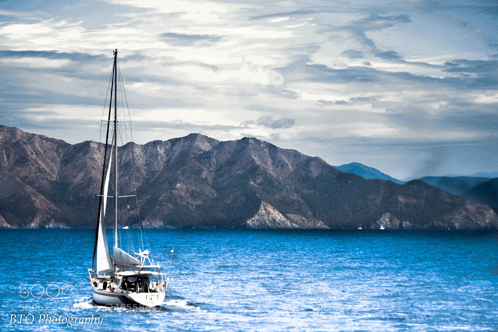 Canon EOS 1000D (EOS Digital Rebel XS / EOS Kiss F) sample photo. A boat on the photography
