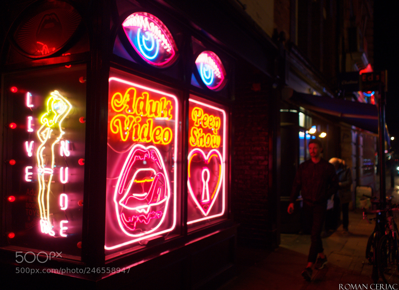 Olympus OM-D E-M10 II sample photo. Peek-a-bar photography