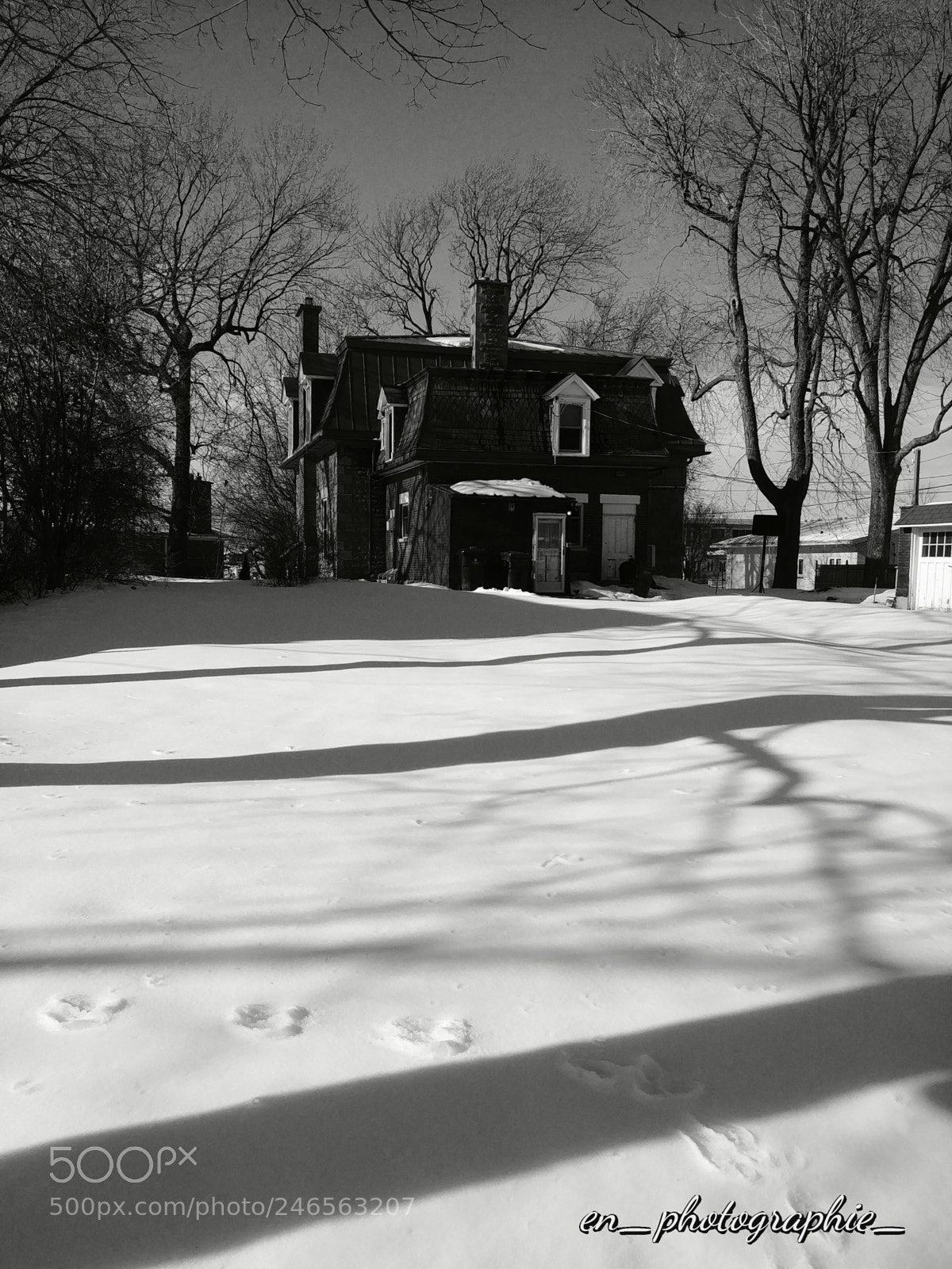 LG G6 sample photo. B&w house photography