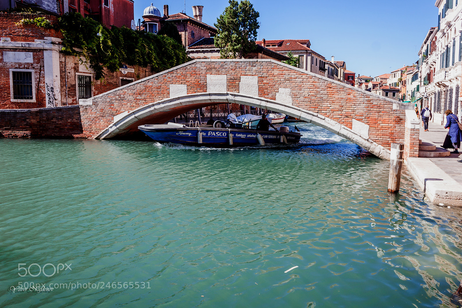 Canon EOS 500D (EOS Rebel T1i / EOS Kiss X3) sample photo. Boat under the bridge photography