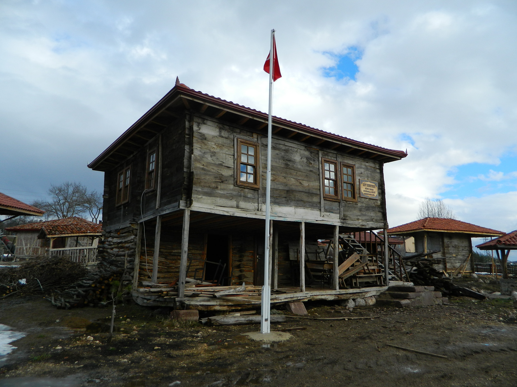 Nikon COOLPIX L310 sample photo. Ahşap ev photography