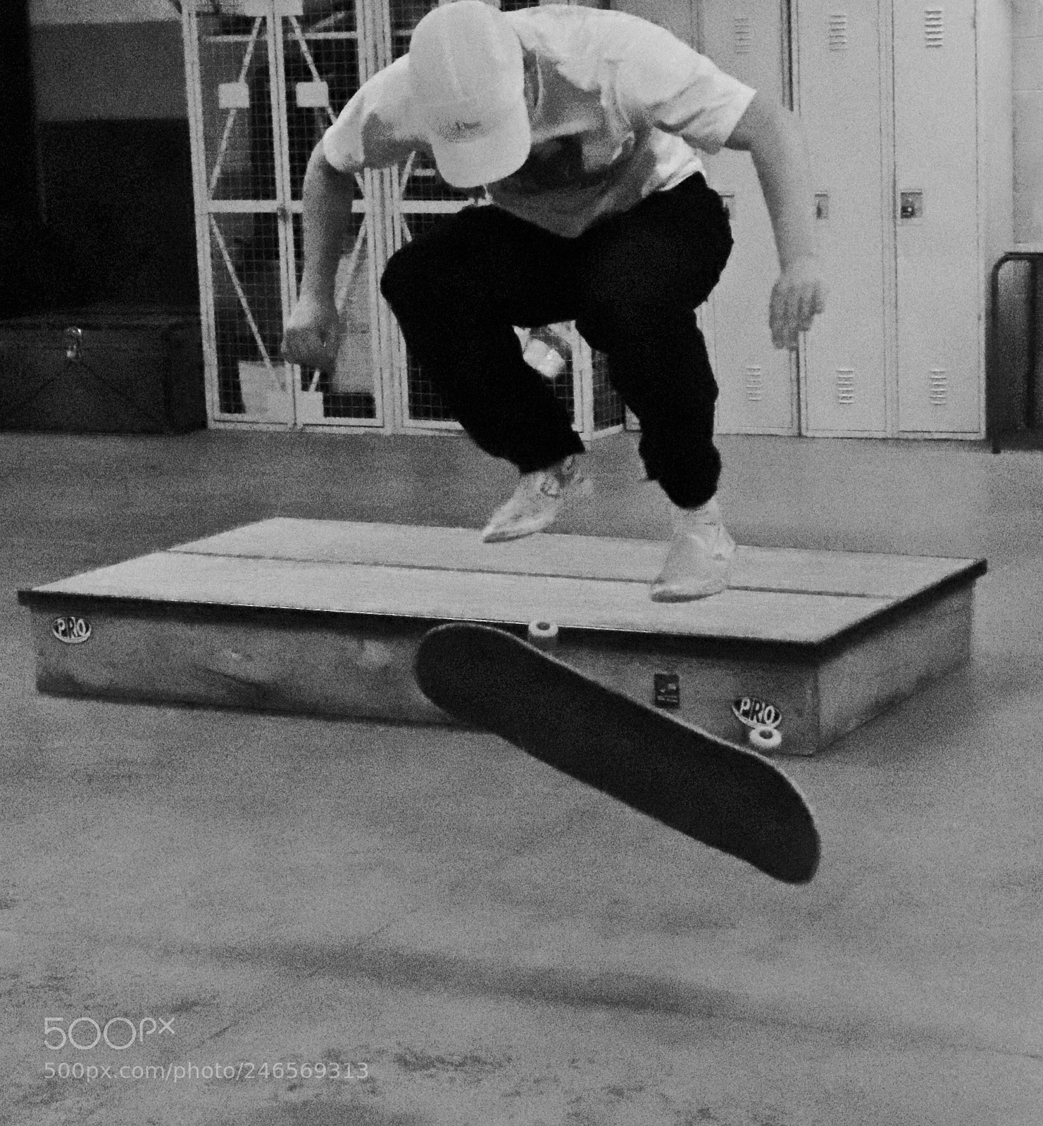 Canon EOS 800D (EOS Rebel T7i / EOS Kiss X9i) sample photo. Skateboards in flight by photography
