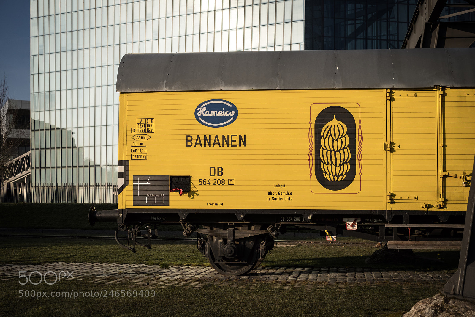 Fujifilm X-T20 sample photo. Banana car photography