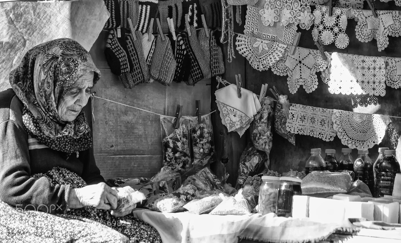 Canon EOS 600D (Rebel EOS T3i / EOS Kiss X5) sample photo. Seller old woman photography