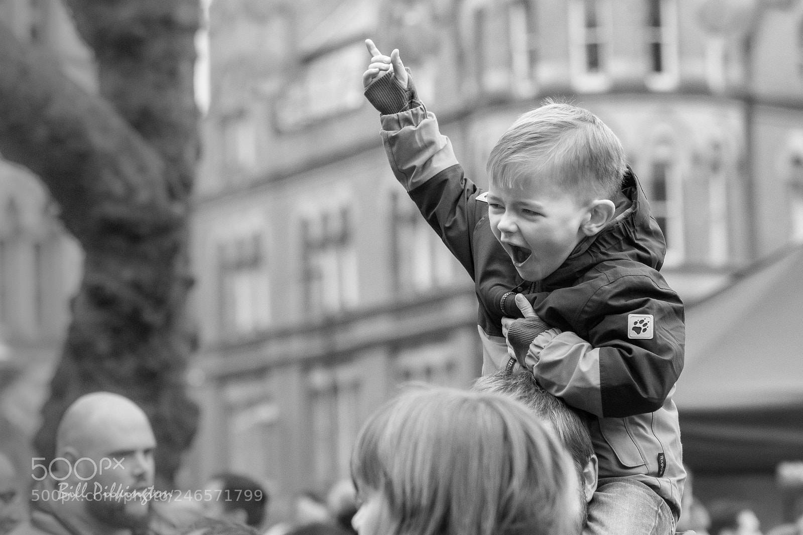 Canon EOS 750D (EOS Rebel T6i / EOS Kiss X8i) sample photo. Boy on dads shoulders. photography