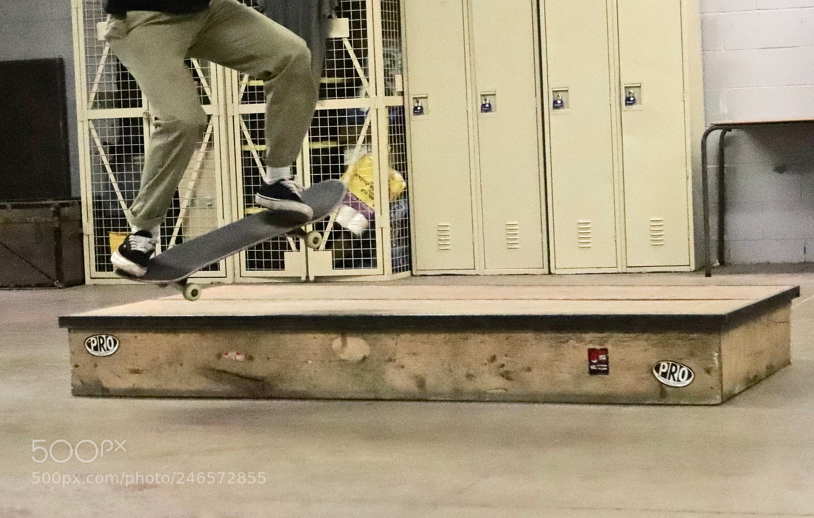 Canon EOS 800D (EOS Rebel T7i / EOS Kiss X9i) sample photo. Skaters in flight by photography