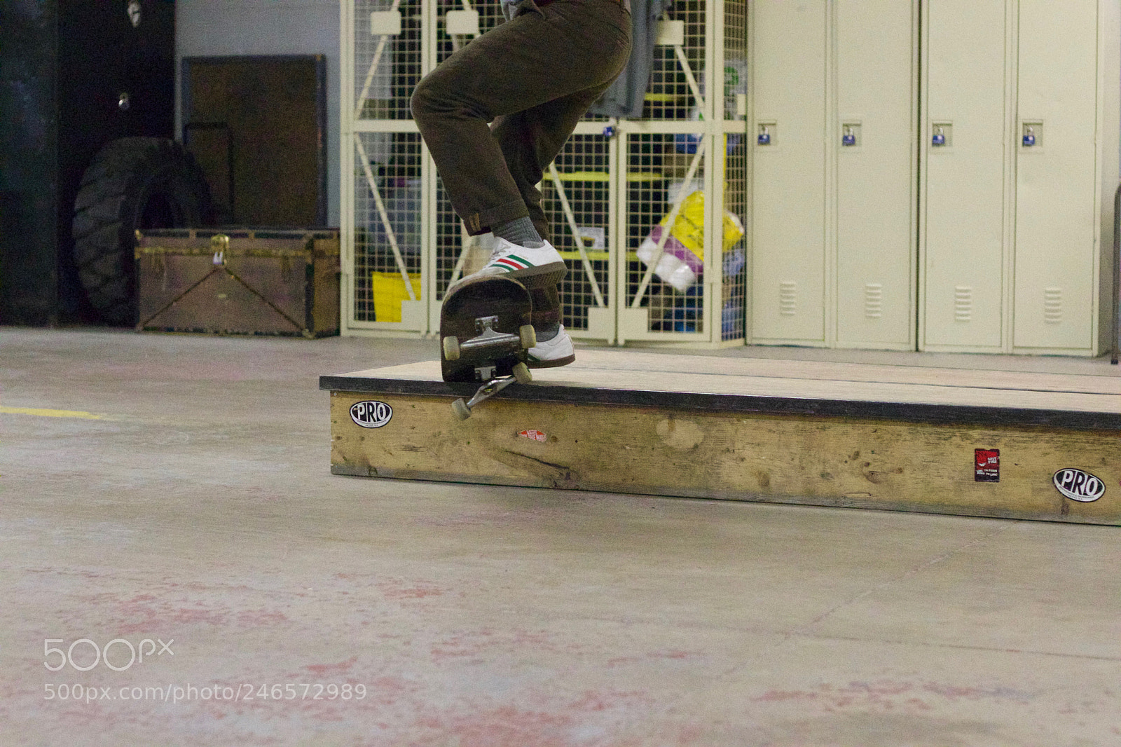 Canon EOS 800D (EOS Rebel T7i / EOS Kiss X9i) sample photo. Skaters in flight by photography
