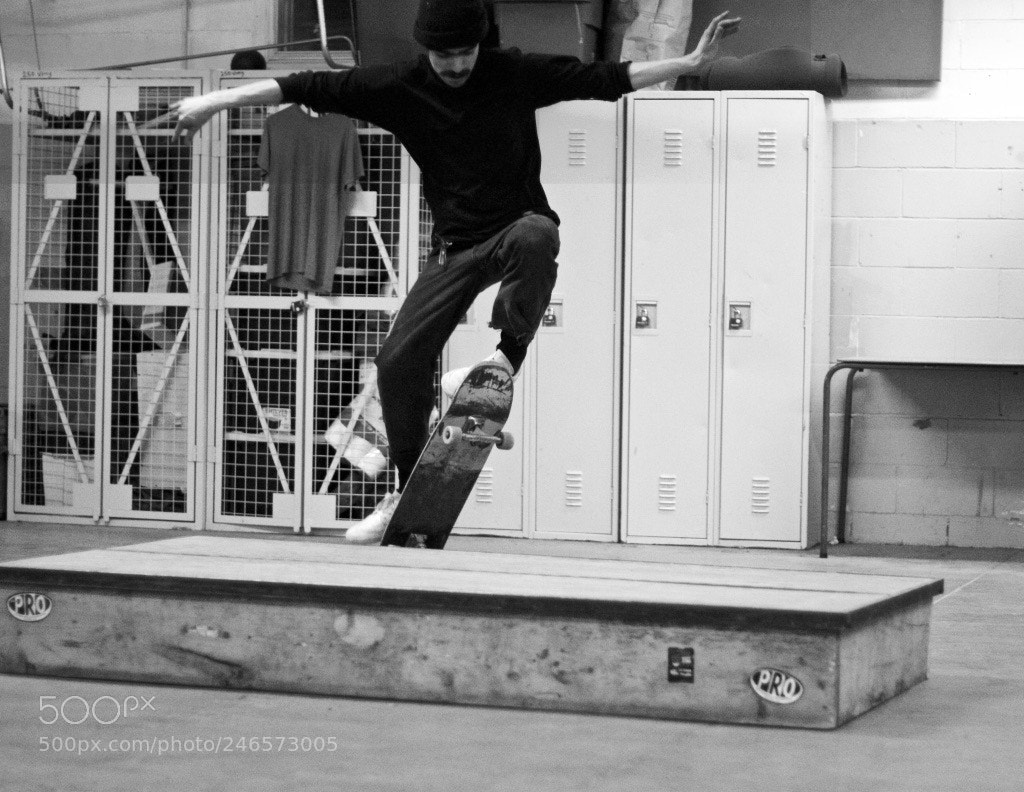 Canon EOS 800D (EOS Rebel T7i / EOS Kiss X9i) sample photo. Skaters in flight by photography