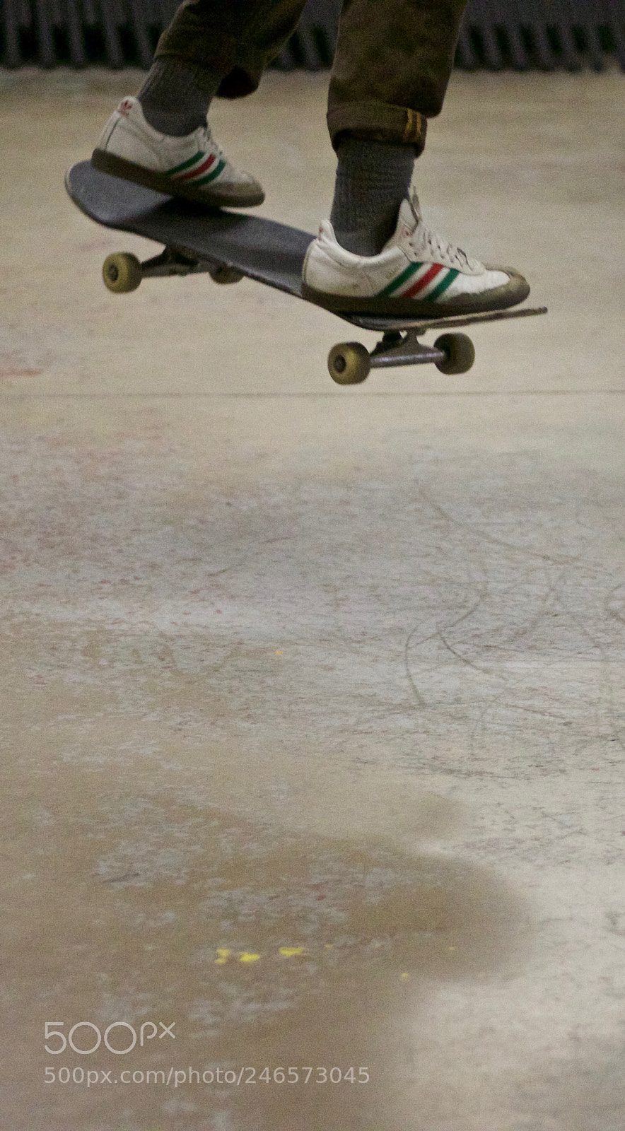 Canon EOS 800D (EOS Rebel T7i / EOS Kiss X9i) sample photo. Skaters in flight by photography