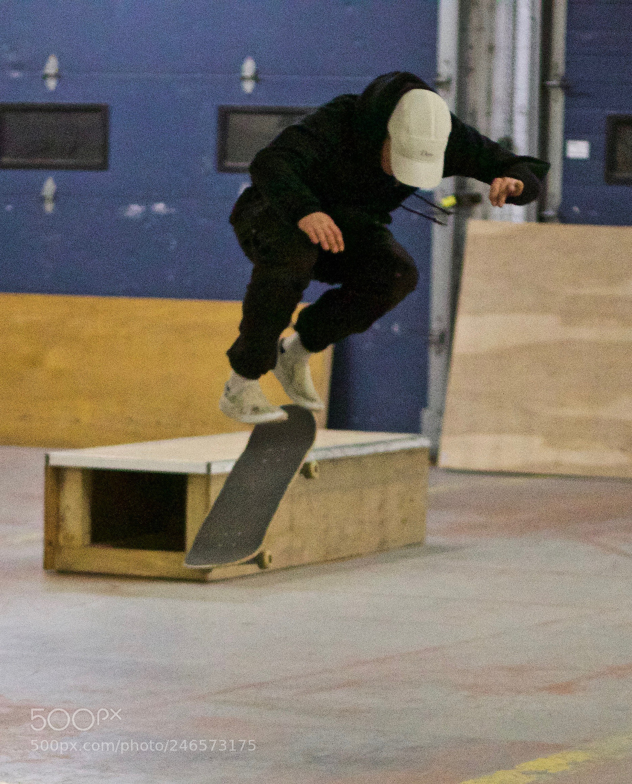 Canon EOS 800D (EOS Rebel T7i / EOS Kiss X9i) sample photo. Skaters in flight by photography