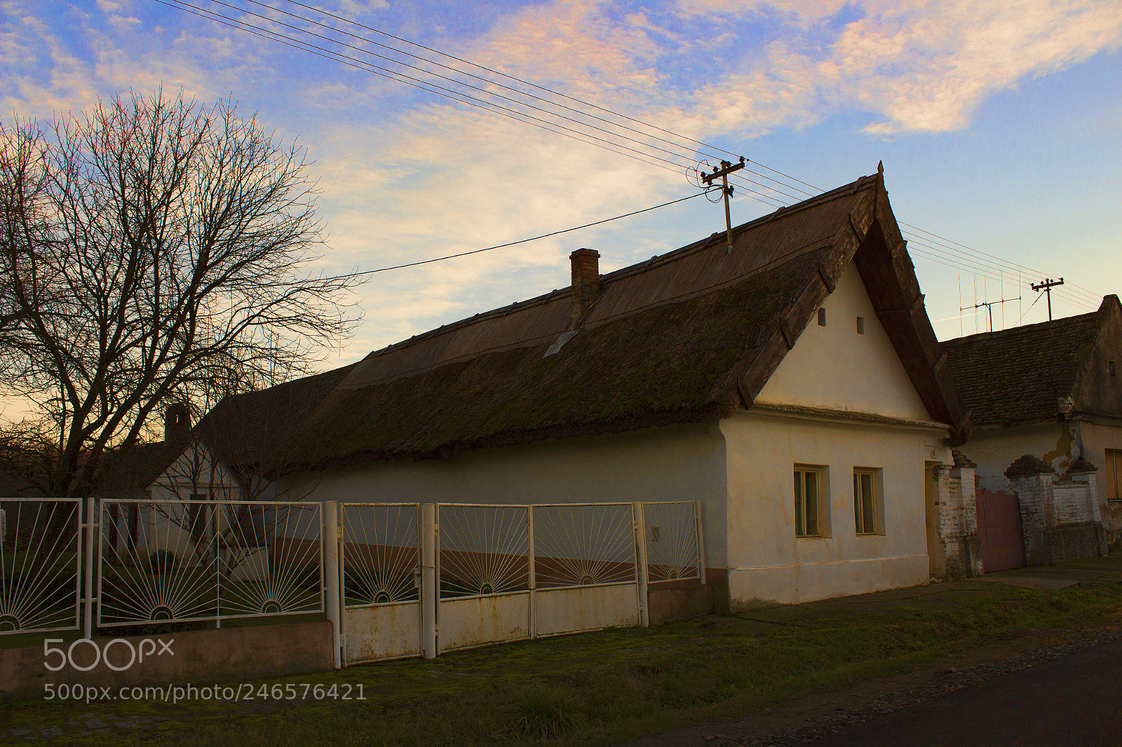 Canon EOS 700D (EOS Rebel T5i / EOS Kiss X7i) sample photo. The straw roof photography
