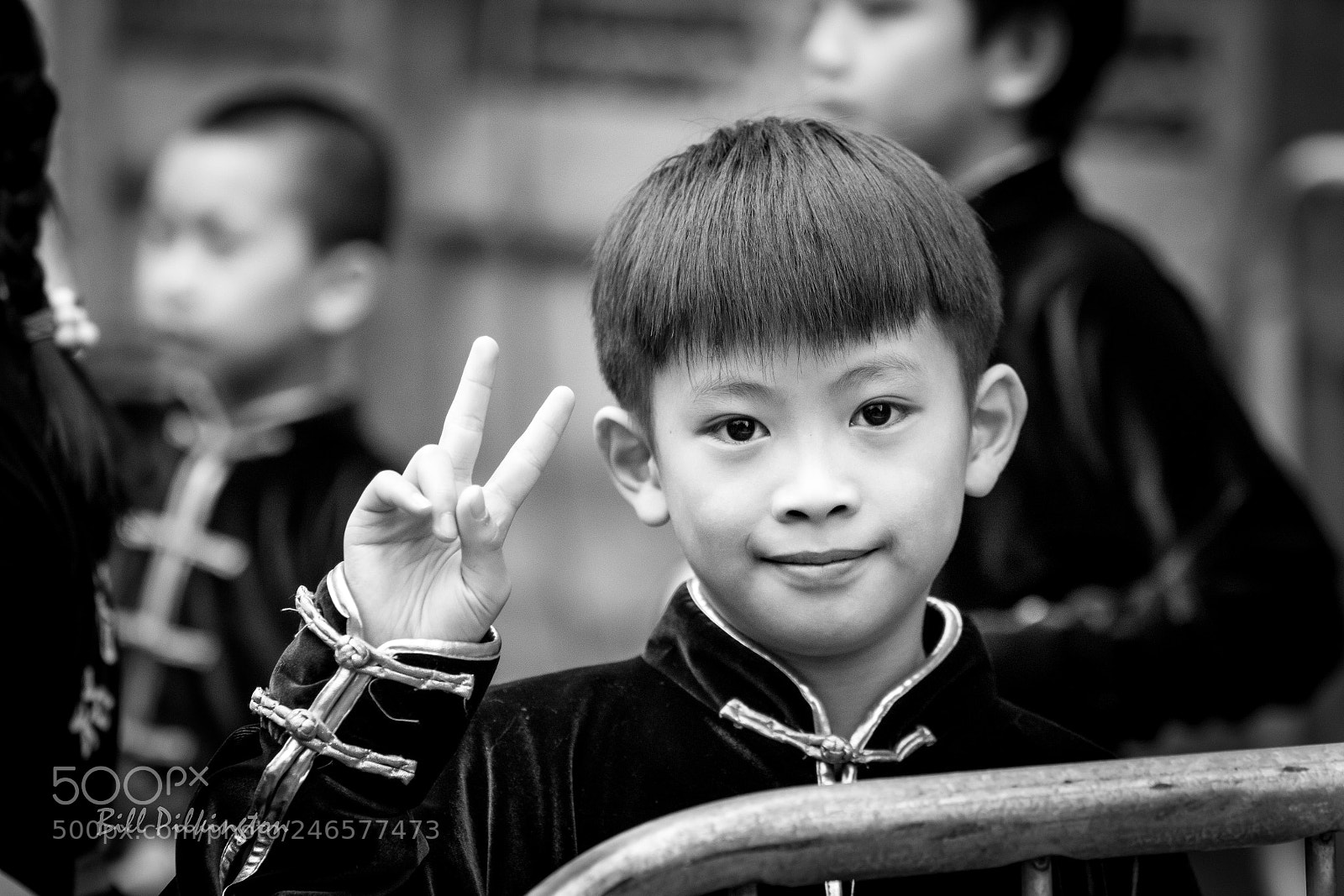 Canon EOS 750D (EOS Rebel T6i / EOS Kiss X8i) sample photo. Chinese boy gives peace photography