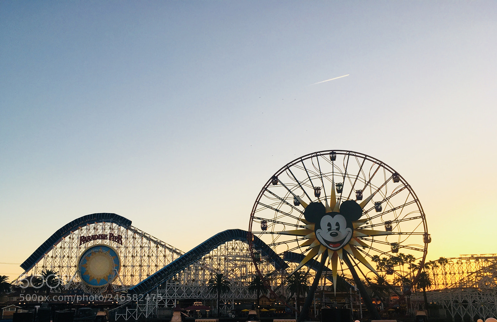 Apple iPhone SE sample photo. Disneyland ❤️ photography