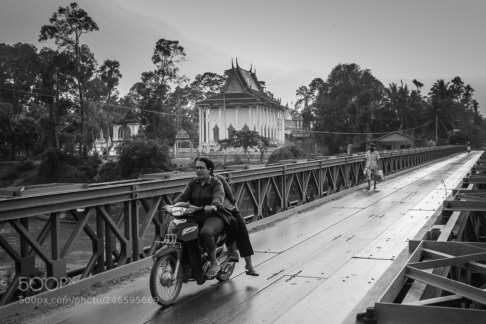 Canon EOS 600D (Rebel EOS T3i / EOS Kiss X5) sample photo. Bridge, moto and pagoda photography