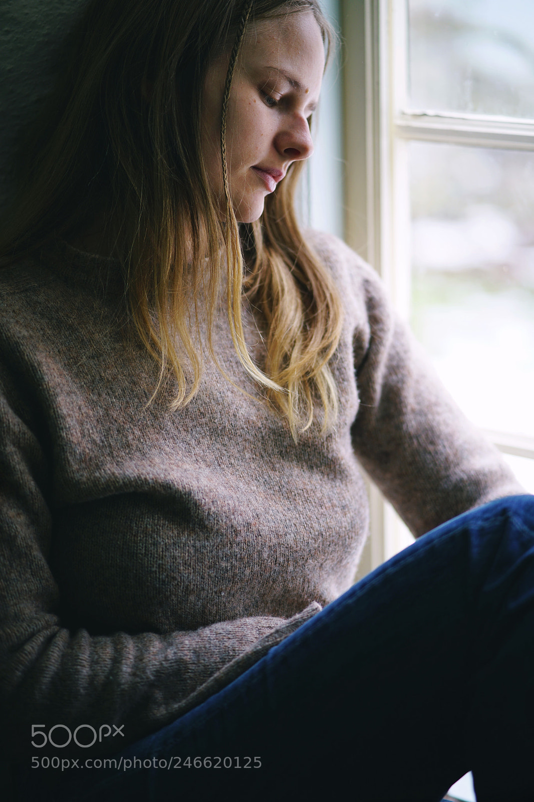 Sony a7R II sample photo. Hanna in the windowsill photography