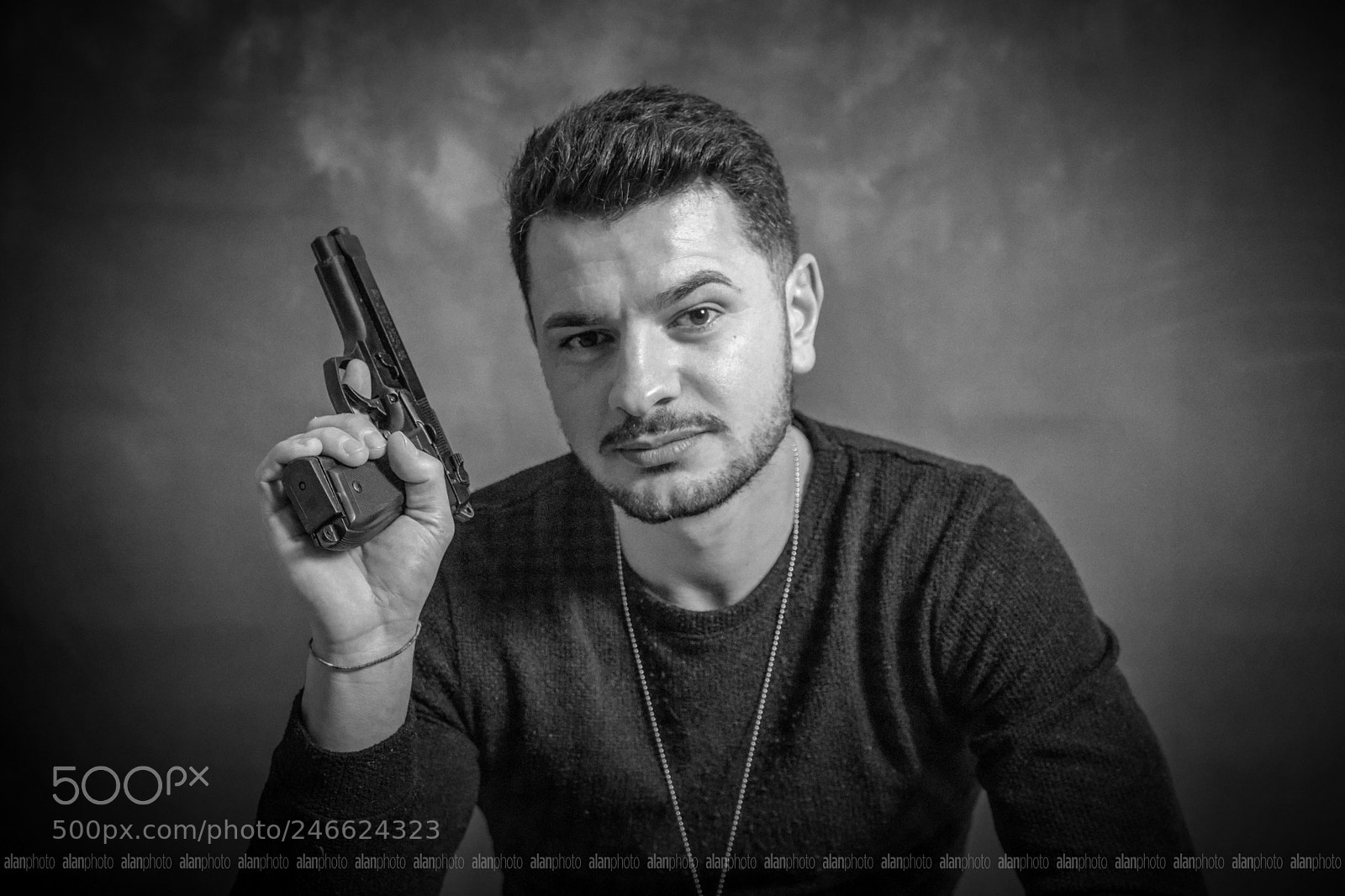 Canon EOS 800D (EOS Rebel T7i / EOS Kiss X9i) sample photo. Man with a gun photography
