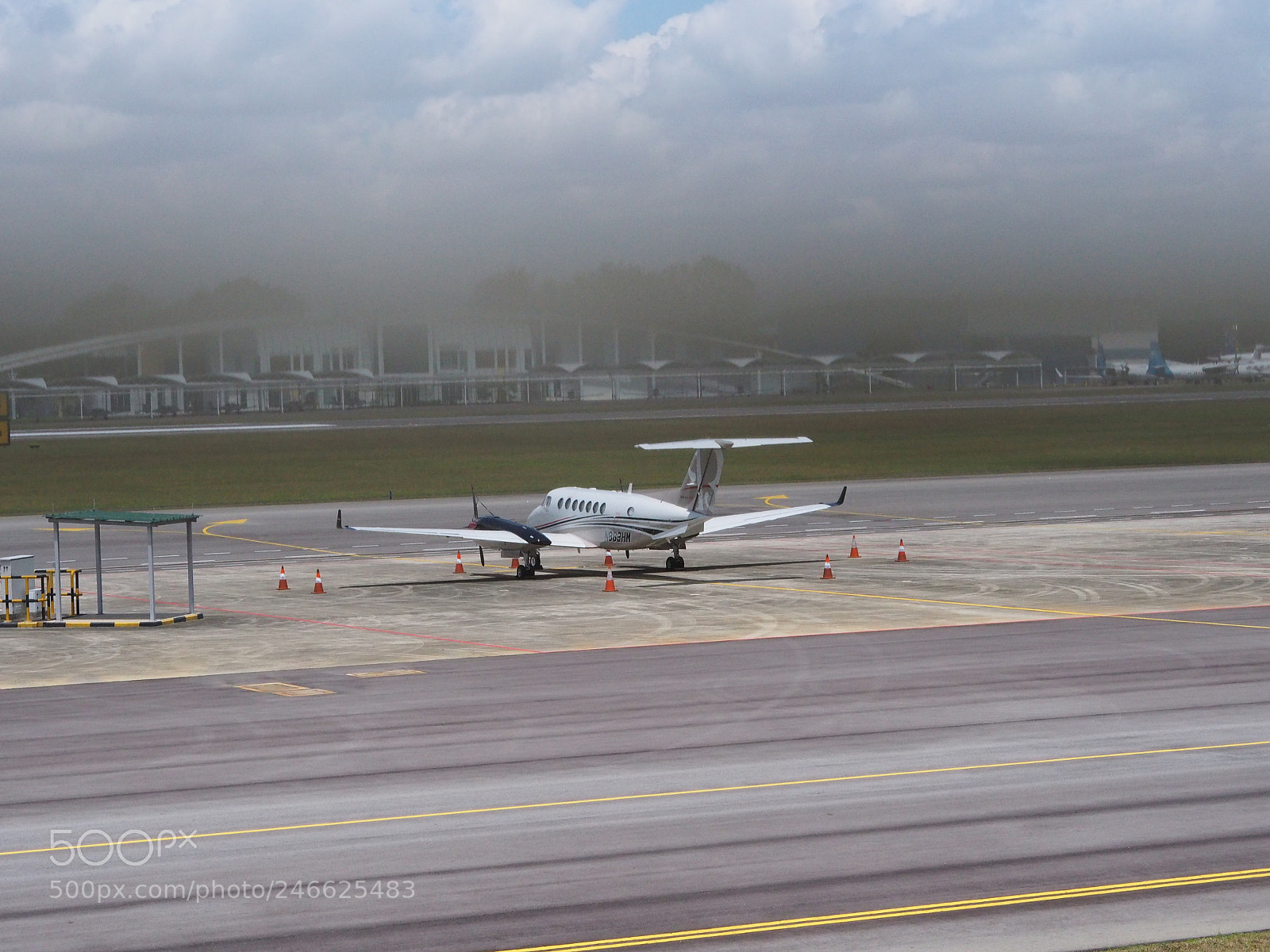 Olympus OM-D E-M10 II sample photo. Airplane at taxi photography
