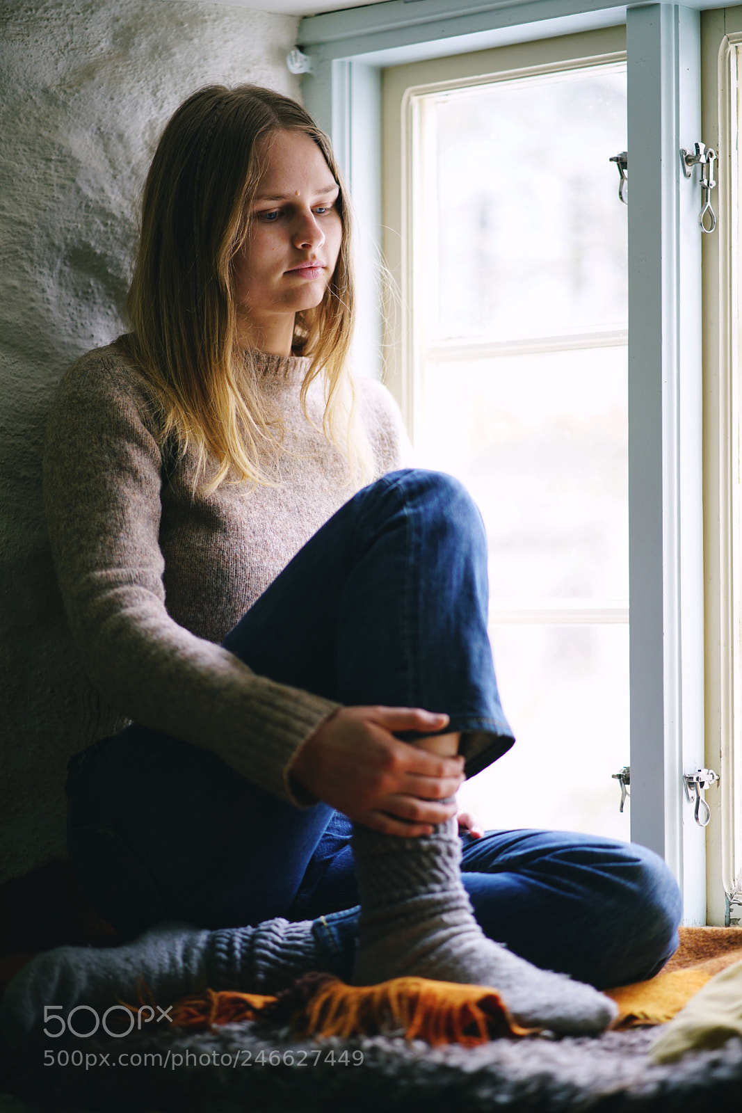 Sony a7R II sample photo. Hanna in the windowsill photography