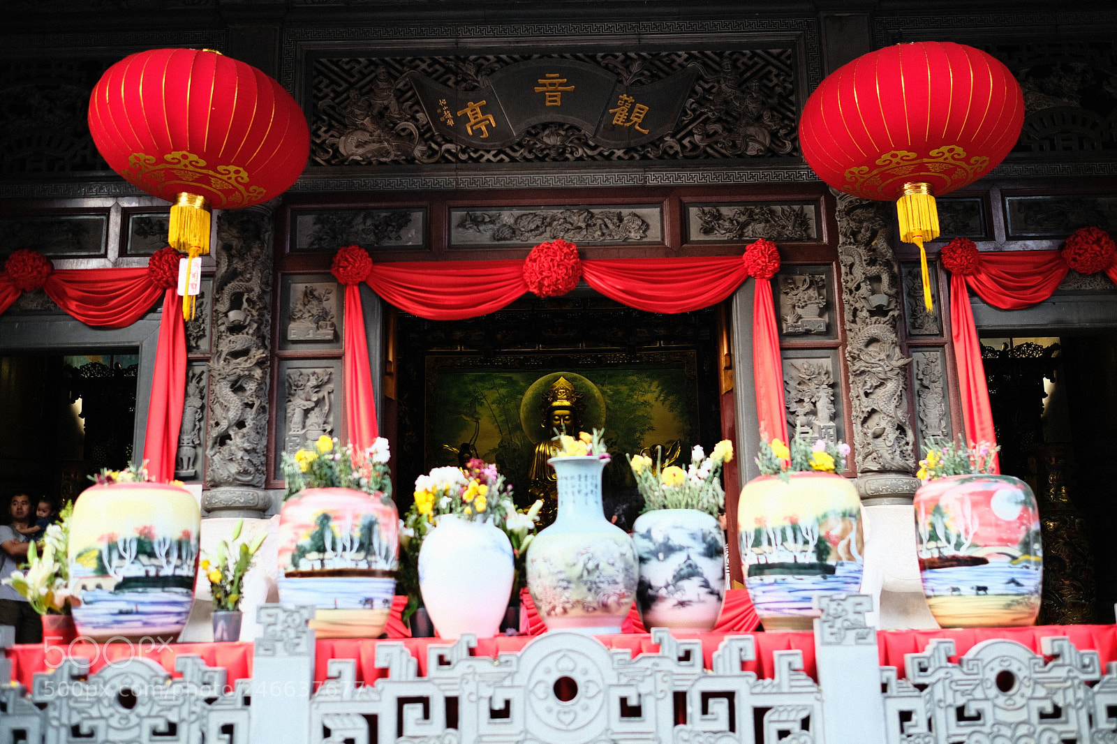 Fujifilm X-T2 sample photo. Symmetrical lantern display photography