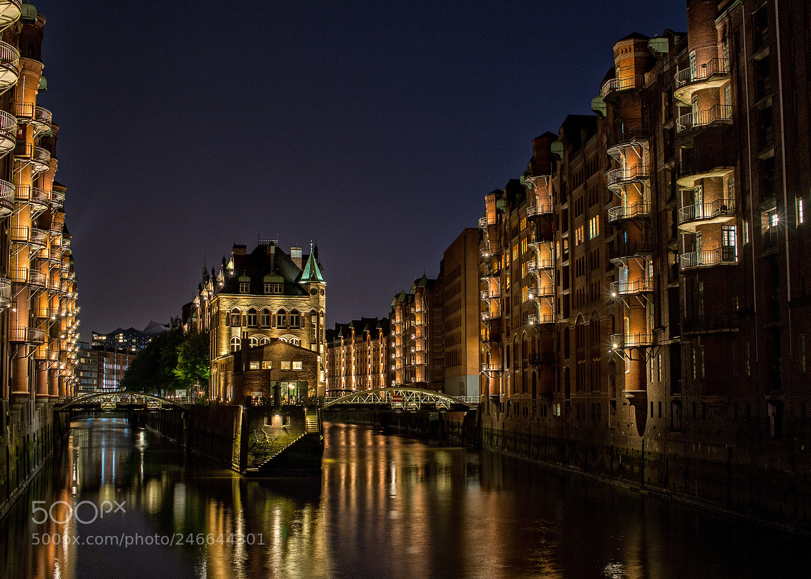 Canon EOS 700D (EOS Rebel T5i / EOS Kiss X7i) sample photo. Hafencity at night photography