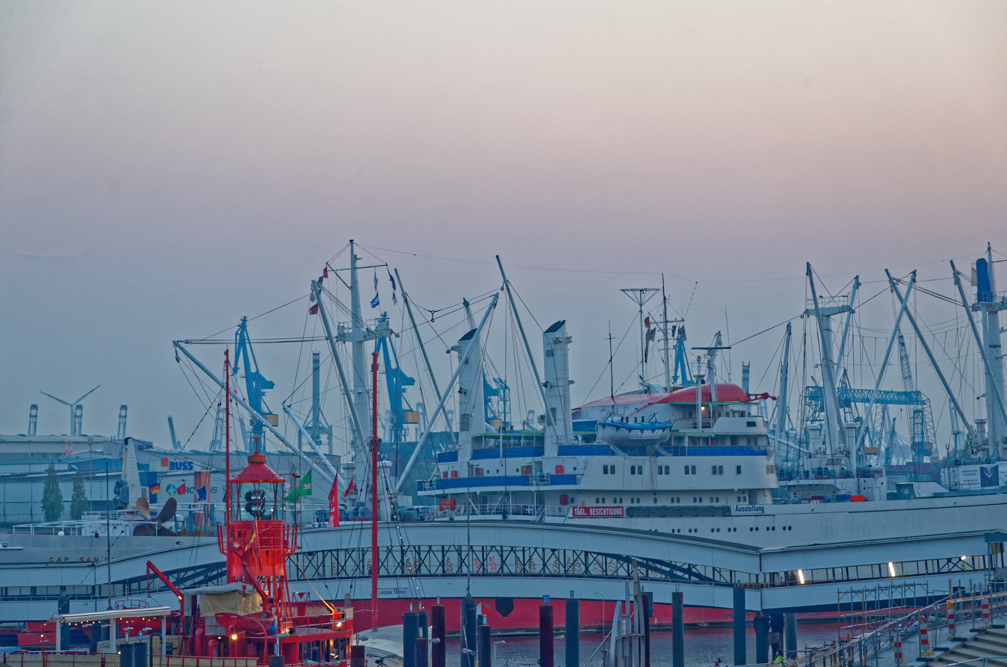 Nikon D7000 + Nikon AF-S DX Nikkor 16-85mm F3.5-5.6G ED VR sample photo. " blue hour " in the harbour of hamburg photography