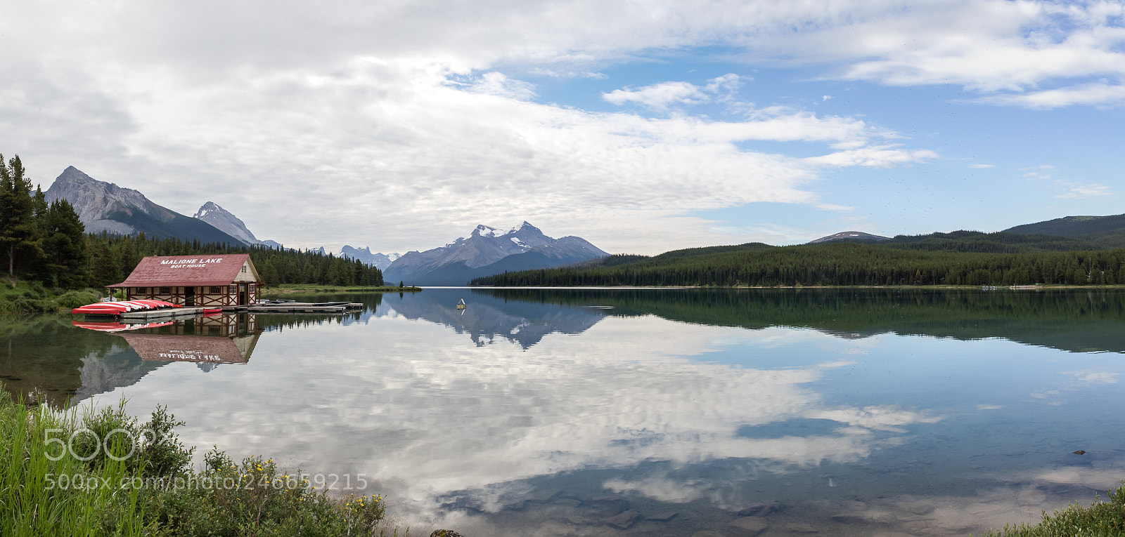 Canon EOS 7D Mark II sample photo. Maligne lake boat house photography