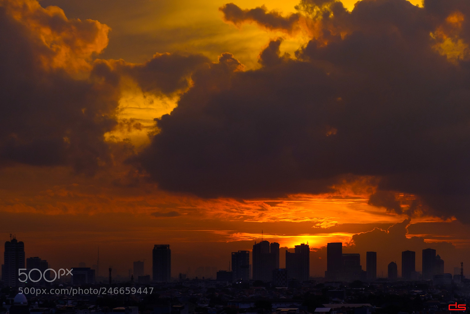 Fujifilm X-Pro2 sample photo. Sunset behind the clouds photography
