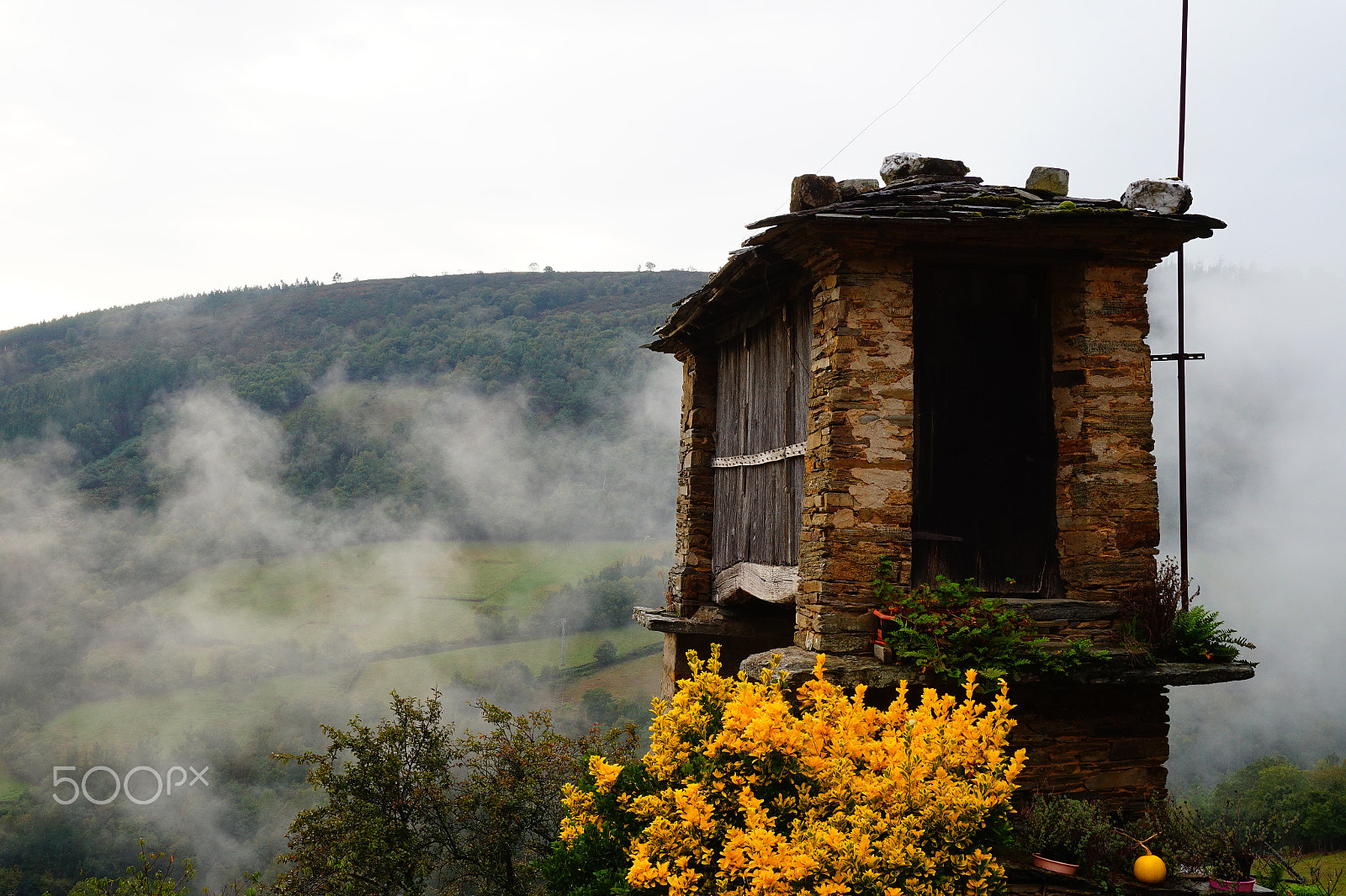 Sony Alpha a5000 (ILCE 5000) + Sony E 16-50mm F3.5-5.6 PZ OSS sample photo. Galician rural architecture photography