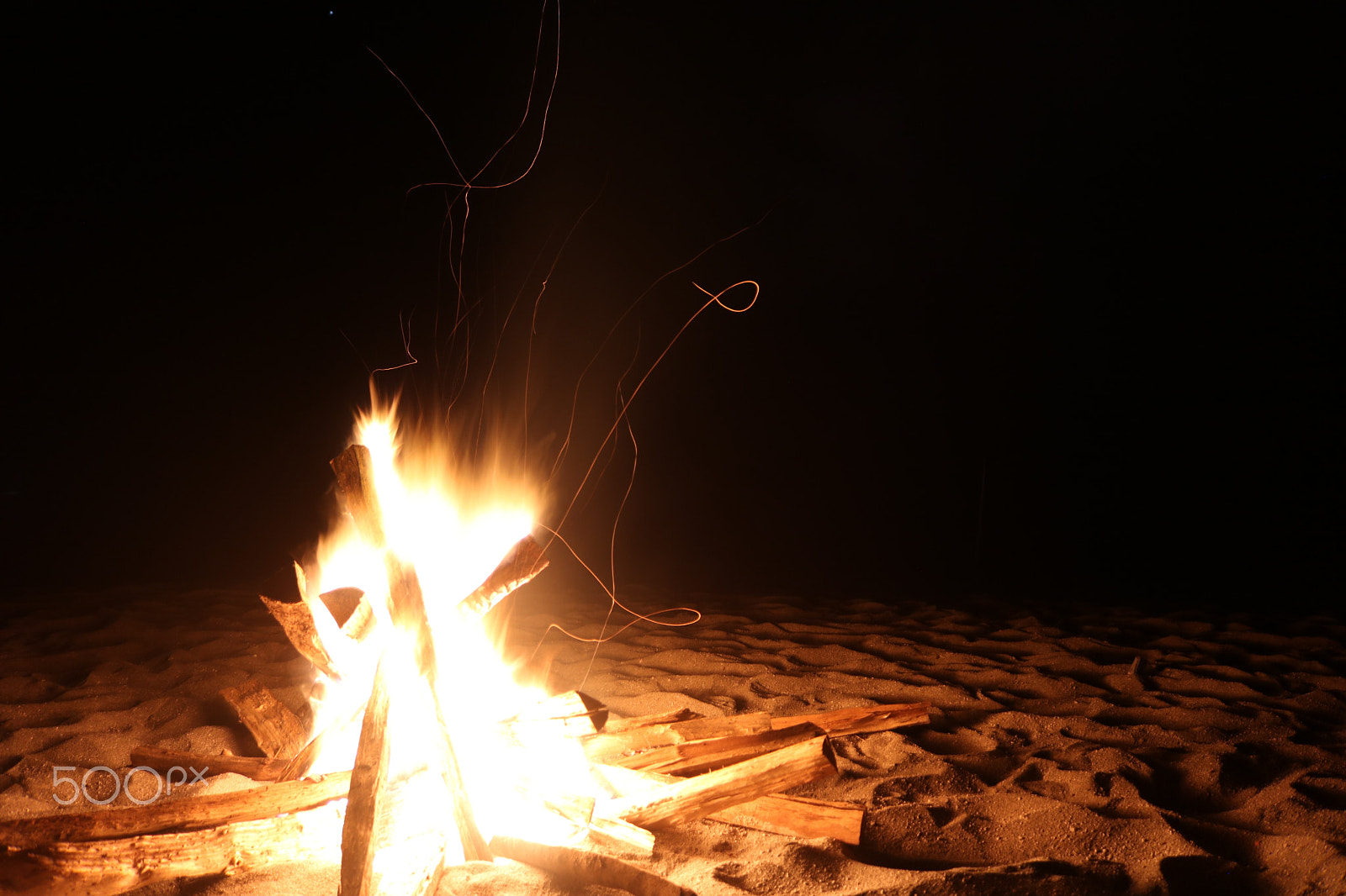 Canon EOS 750D (EOS Rebel T6i / EOS Kiss X8i) + Canon EF-S 18-55mm F3.5-5.6 IS STM sample photo. Bonfire for cold night photography
