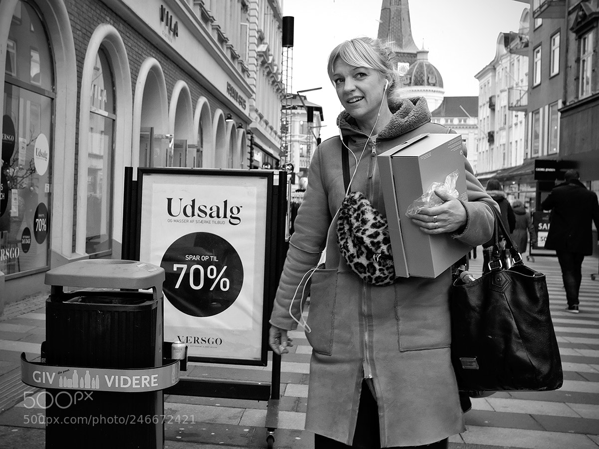Fujifilm X-Pro2 sample photo. Smiling shopper photography