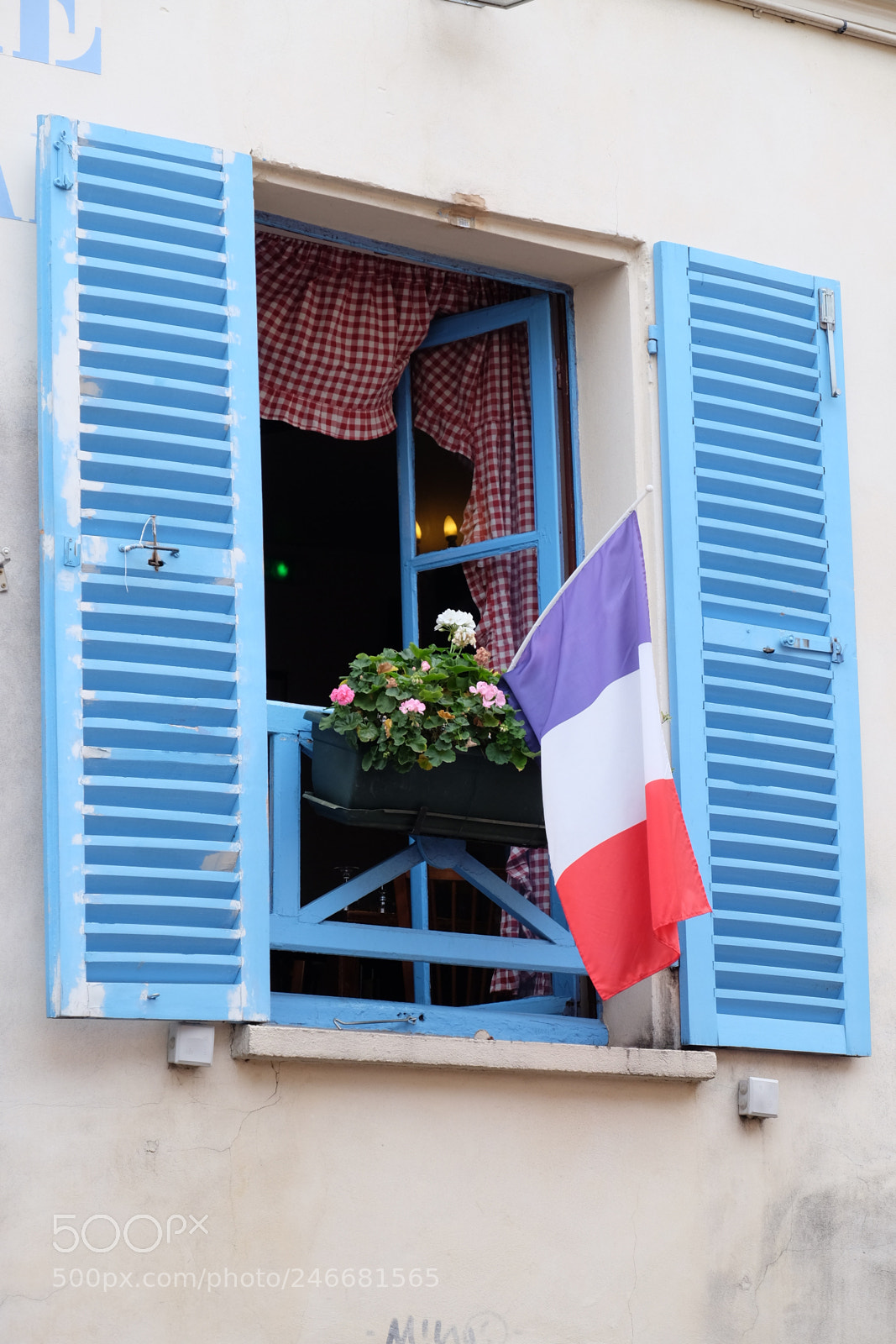 Fujifilm X-T1 sample photo. Window on montmartre photography