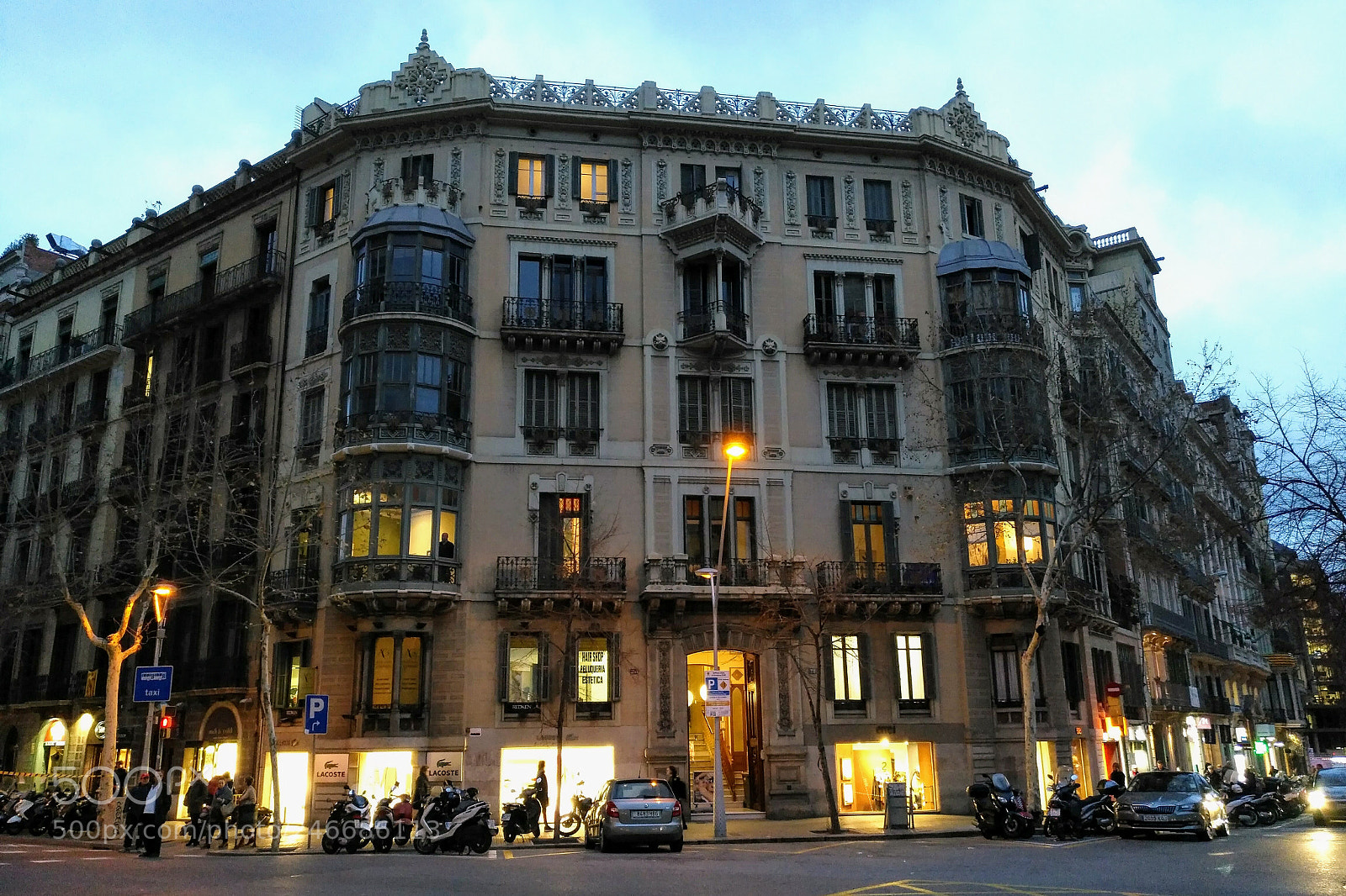 HUAWEI nova plus sample photo. M.g. barcelona building photography