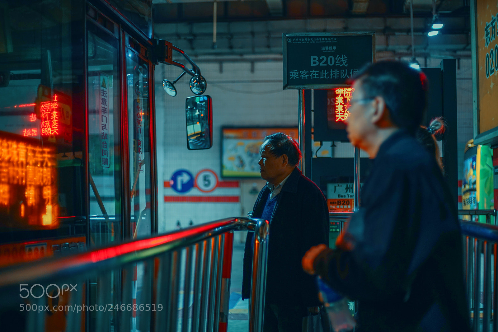 Sony a7R II sample photo. 等车站 photography