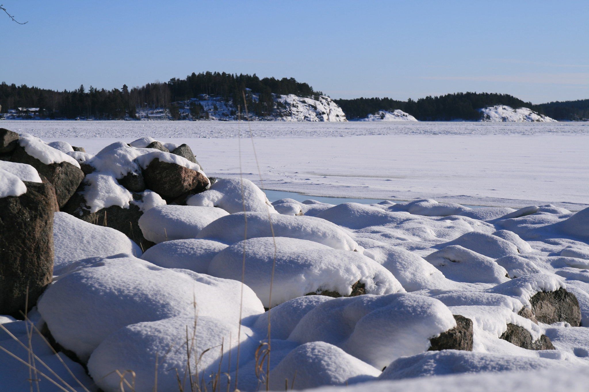 Canon EOS 400D (EOS Digital Rebel XTi / EOS Kiss Digital X) sample photo. Frozen lake photography