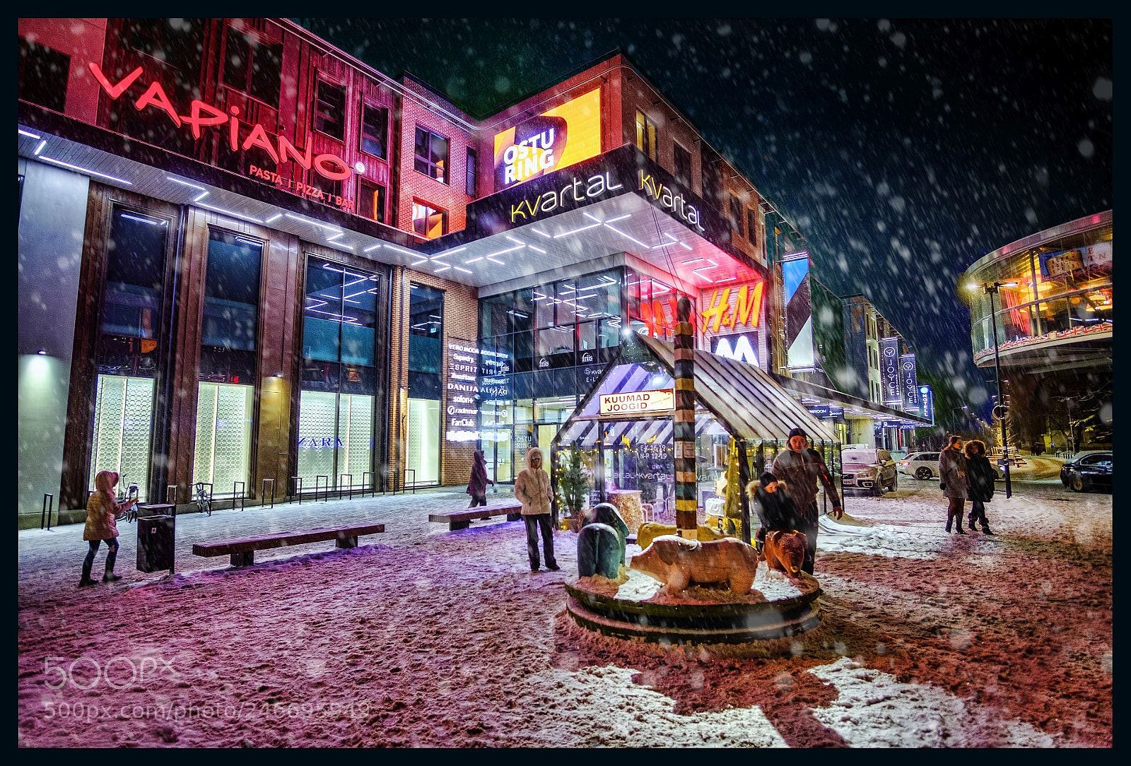 Fujifilm X-T20 sample photo. Carousel in the snow photography